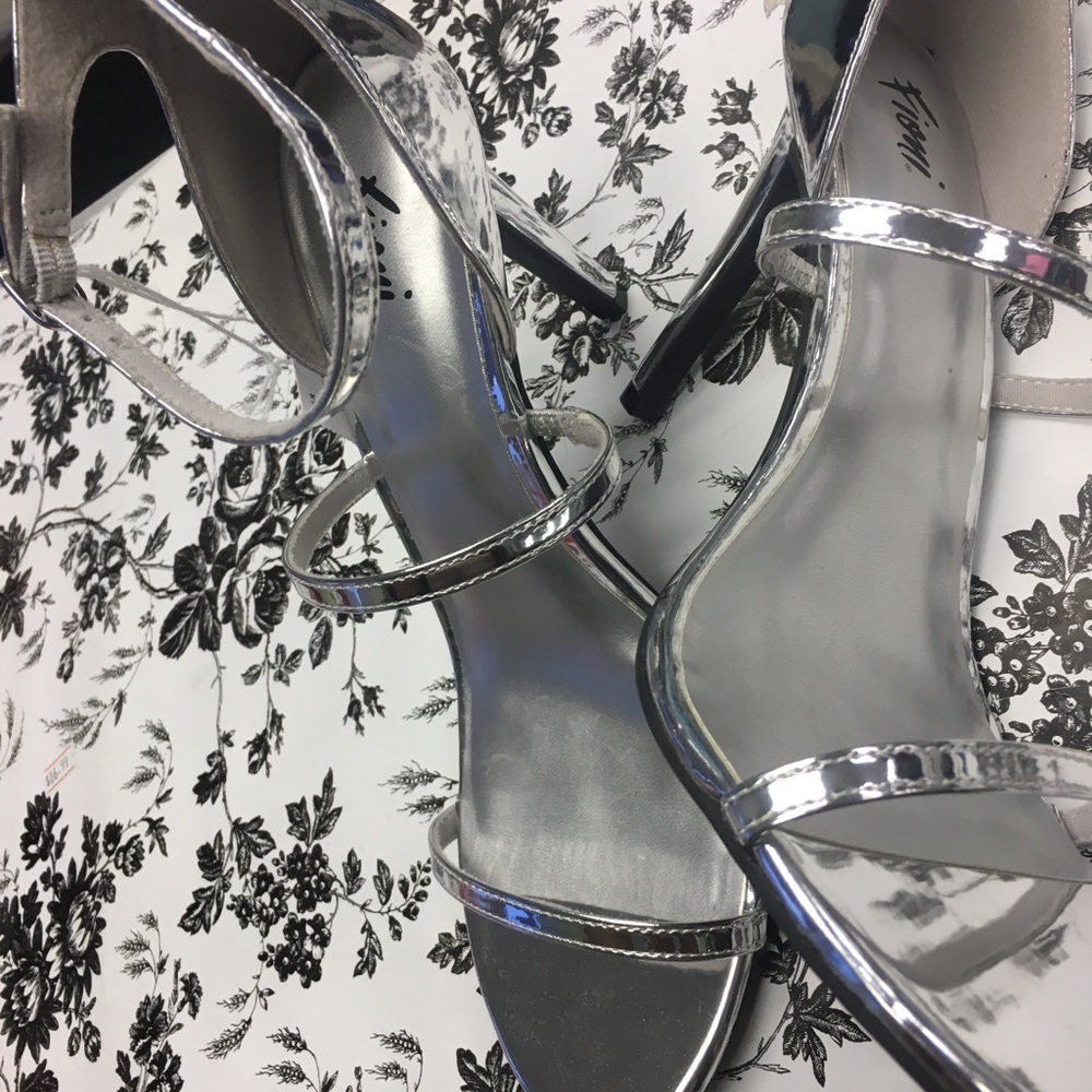 🔥🔥🔥🔥Fiona Open Toe Sandals. Size 9 1/2